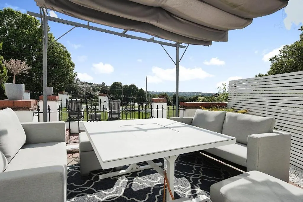 5 Bedroom Home In Brighton With Hot Tub 0*,  Великобритания