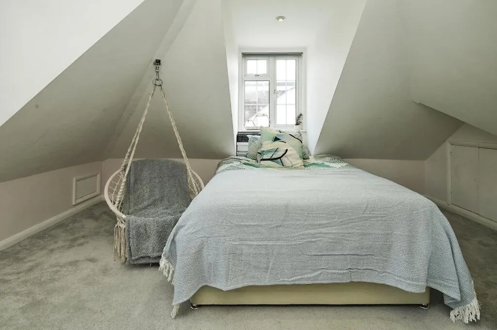 5 Bedroom Home In Brighton With Hot Tub 0*,