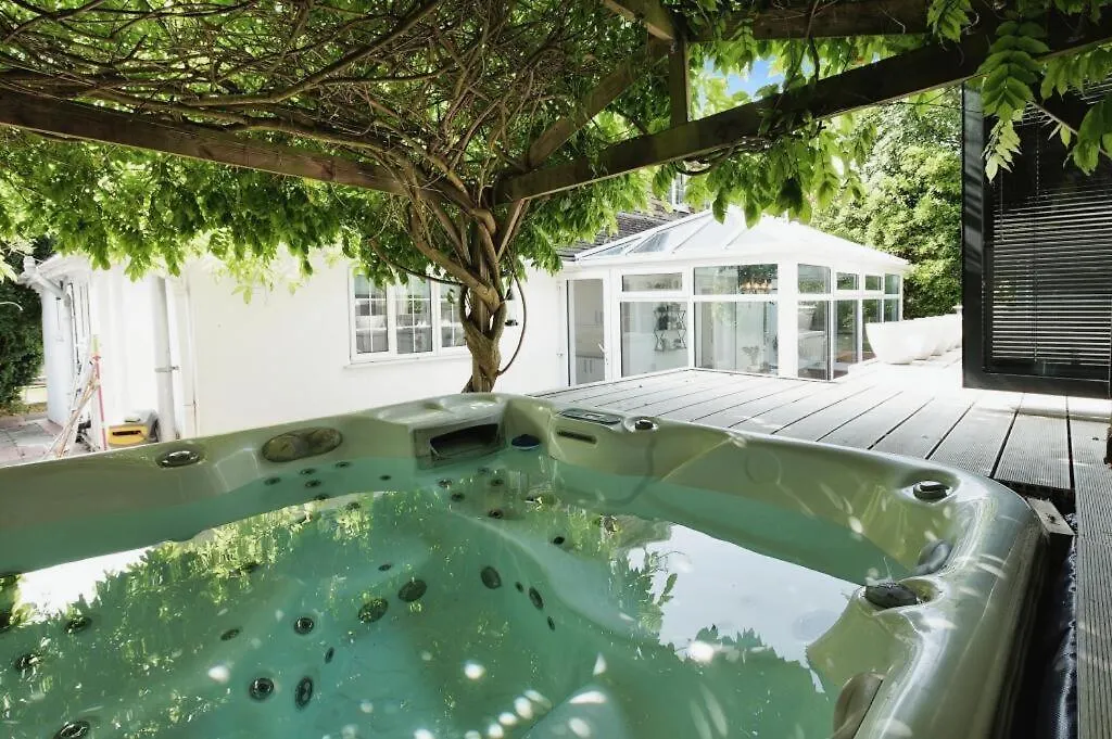 5 Bedroom Home In Brighton With Hot Tub