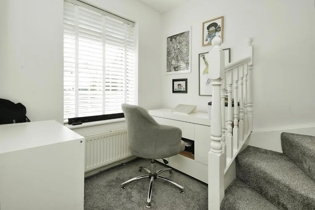5 Bedroom Home In Brighton With Hot Tub Holiday home