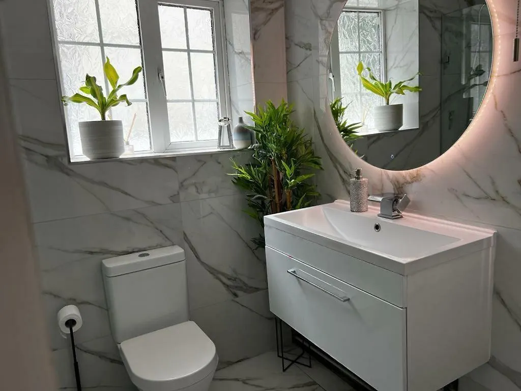 5 Bedroom Home In Brighton With Hot Tub