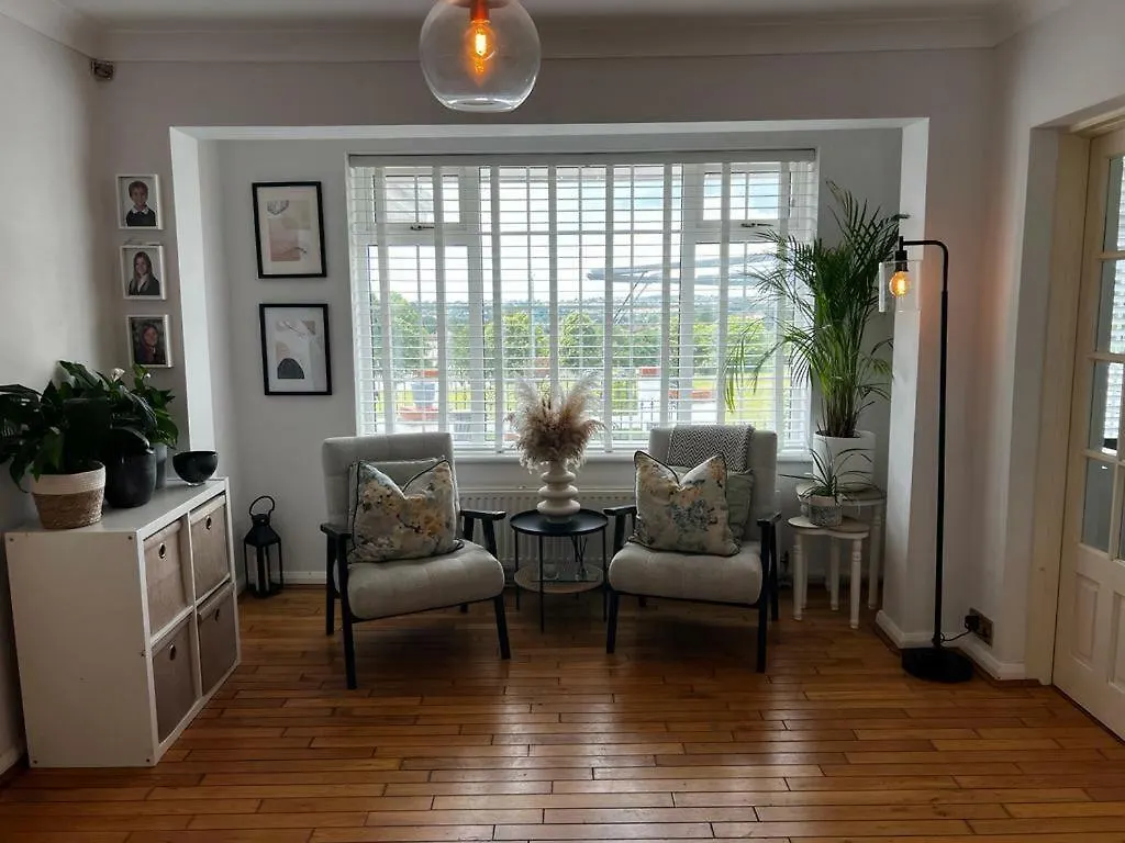 Holiday home 5 Bedroom Home In Brighton With Hot Tub